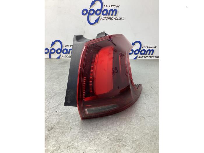Taillight, right from a Peugeot 2008 (CU) 1.2 12V e-THP PureTech 110 2017