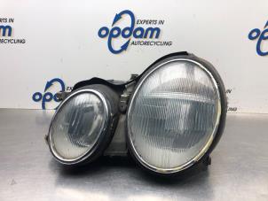 Używane Reflektor lewy Mercedes CLK (W208) 2.0 200 16V Cena € 75,00 Procedura marży oferowane przez Gebr Opdam B.V.