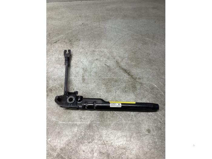 Seatbelt tensioner, left from a Peugeot 3008 II (M4/MC/MJ/MR) 1.2 12V e-THP PureTech 130 2018