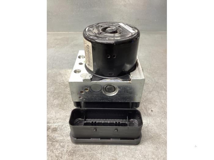 ABS pump from a BMW 3 serie Touring (F31) 320d 2.0 16V 2013