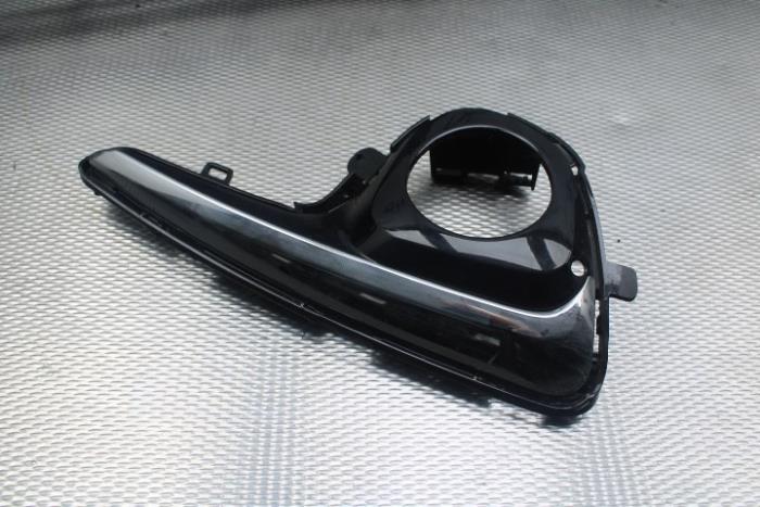 Bumper grille from a Toyota Yaris III (P13) 1.5 16V Hybrid 2019