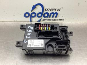 Usados Caja de fusibles Opel Corsa D 1.2 16V Precio € 50,00 Norma de margen ofrecido por Gebr Opdam B.V.