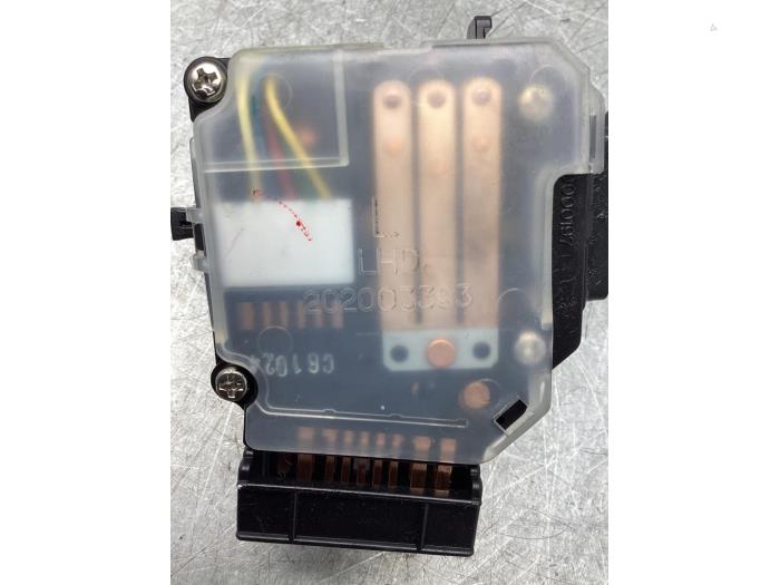 Interruptor de indicador de dirección de un Kia Sportage (JE) 2.0 CRDi 16V VGT 4x2 2007