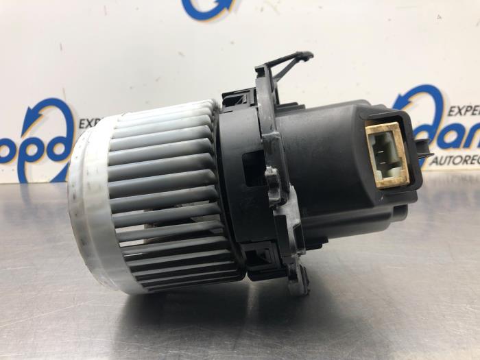 Heating and ventilation fan motor from a Renault Clio IV (5R) 1.5 Energy dCi 90 FAP 2014