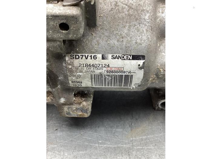Air conditioning pump from a Dacia Duster (HS) 1.6 16V 4x4 2012