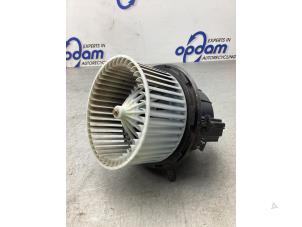 Usados Motor de ventilador de calefactor Citroen C3 Aircross (2C/2R) 1.2 e-THP PureTech 110 Precio € 60,00 Norma de margen ofrecido por Gebr Opdam B.V.