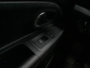 Usados Interruptor de ventanilla eléctrica Volkswagen Up! (121) 1.0 12V 60 Precio € 15,00 Norma de margen ofrecido por Gebr Opdam B.V.