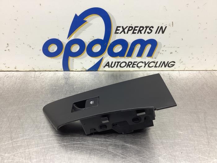 Usados Interruptor de ventanilla eléctrica Opel Astra J Sports Tourer (PD8/PE8/PF8) 1.4 Turbo 16V Precio € 22,00 Norma de margen ofrecido por Gebr Opdam B.V.