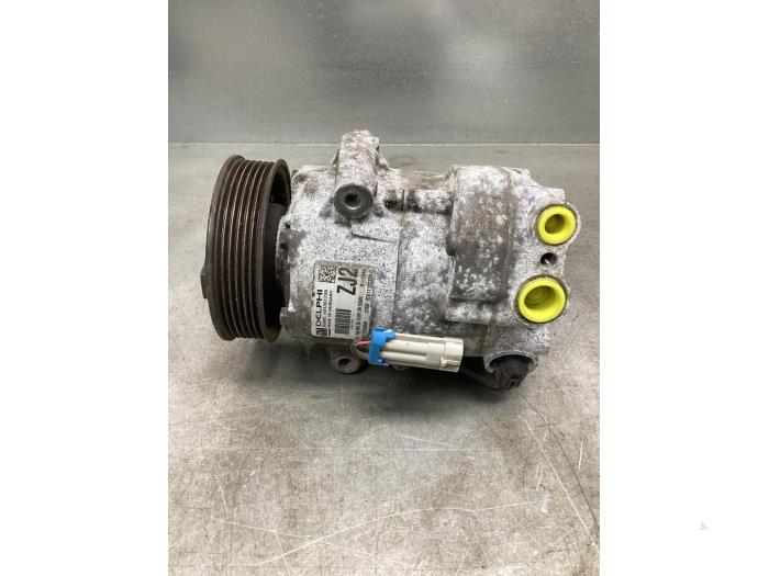 Air conditioning pump from a Opel Astra J Sports Tourer (PD8/PE8/PF8) 1.7 CDTi 16V 2011