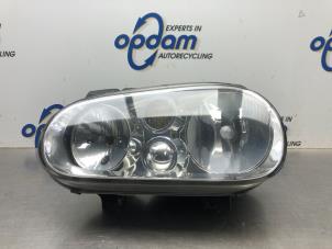 Używane Reflektor lewy Volkswagen Golf IV Variant (1J5) 1.6 16V Cena € 50,00 Procedura marży oferowane przez Gebr Opdam B.V.
