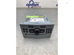 Usados Reproductor de CD y radio Opel Corsa D 1.4 16V Twinport Precio € 50,00 Norma de margen ofrecido por Gebr Opdam B.V.