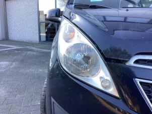 Używane Reflektor prawy Chevrolet Spark (M300) 1.0 16V Cena € 100,00 Procedura marży oferowane przez Gebr Opdam B.V.
