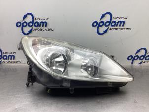 Używane Reflektor prawy Opel Corsa D 1.4 16V Twinport Cena € 100,00 Procedura marży oferowane przez Gebr Opdam B.V.