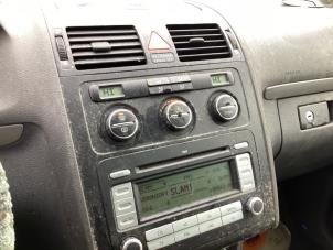 Gebrauchte Radio CD Spieler Volkswagen Touran (1T1/T2) 1.6 FSI 16V Preis auf Anfrage angeboten von Gebr Opdam B.V.