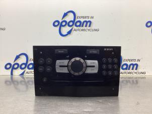 Usados Reproductor de CD y radio Opel Corsa D 1.4 16V Twinport Precio € 100,00 Norma de margen ofrecido por Gebr Opdam B.V.