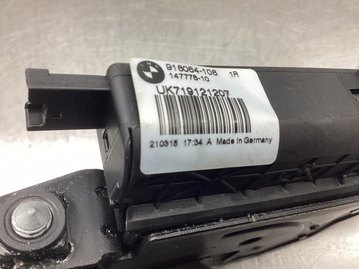 Tailgate lock mechanism from a BMW 3 serie (F30) 320i 2.0 16V 2018
