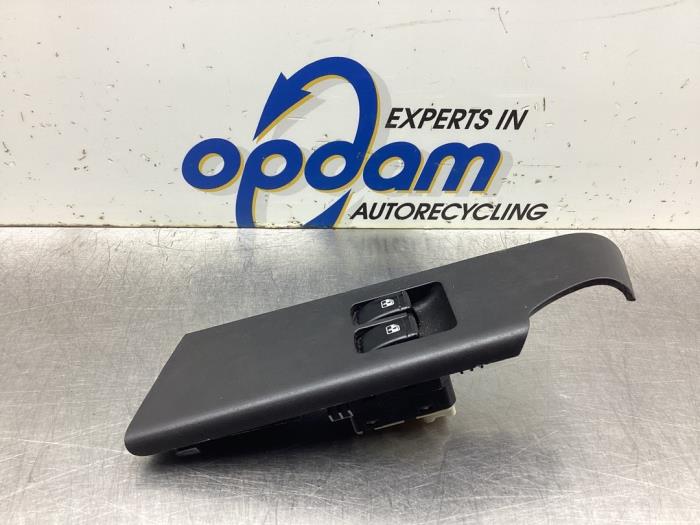 Usados Interruptor de ventanilla eléctrica Chevrolet Aveo (250) 1.4 16V LS Precio € 32,00 Norma de margen ofrecido por Gebr Opdam B.V.