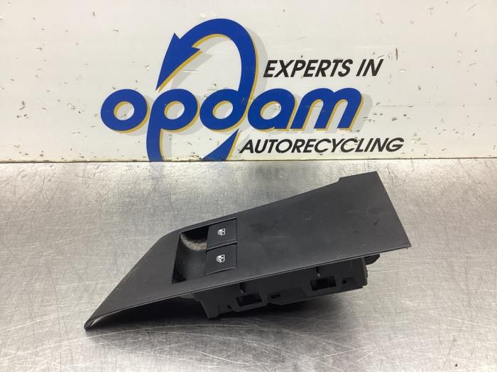 Usados Interruptor de ventanilla eléctrica Opel Astra J Sports Tourer (PD8/PE8/PF8) 1.4 Turbo 16V Precio € 36,00 Norma de margen ofrecido por Gebr Opdam B.V.