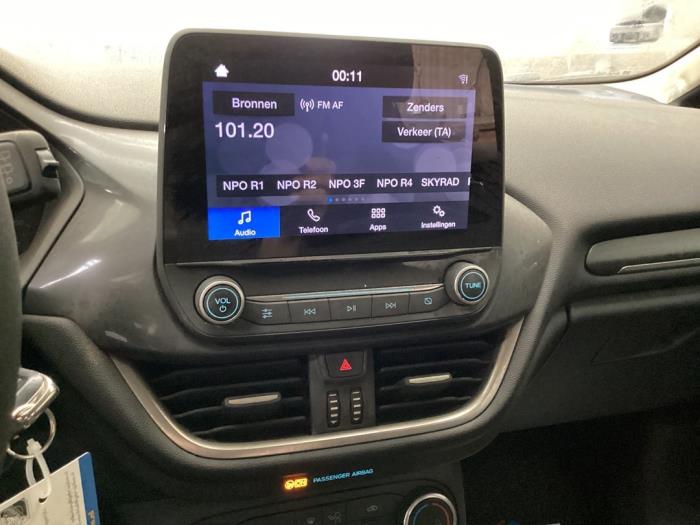 Display unité de contrôle multi media d'un Ford Fiesta 7 1.1 Ti-VCT 12V 85 2019