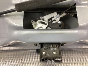 Usagé Mécanique de verrouillage hayon Mazda 3 Sport (BK14) 1.6i 16V Prix € 50,00 Règlement à la marge proposé par Gebr Opdam B.V.