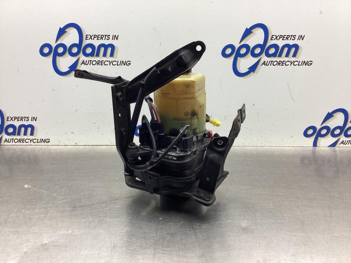 Usagé Pompe de direction Ford Focus C-Max 1.8 16V Prix € 158,00 Règlement à la marge proposé par Gebr Opdam B.V.