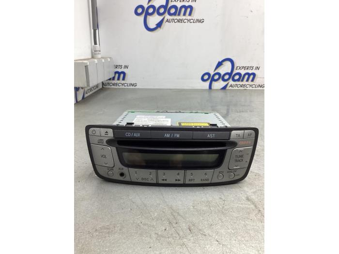 Radio CD player from a Toyota Aygo (B10) 1.0 12V VVT-i 2014
