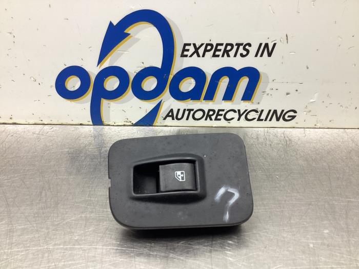 Usados Interruptor de ventanilla eléctrica Peugeot Bipper (AA) 1.3 HDI Precio € 27,00 Norma de margen ofrecido por Gebr Opdam B.V.