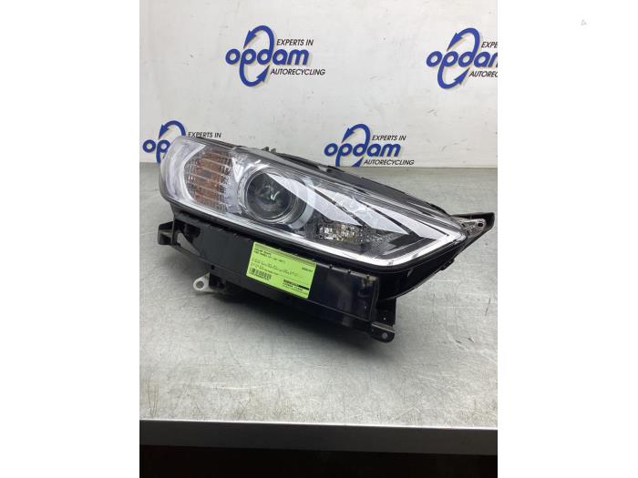 Używane Reflektor prawy Ford Mondeo V 1.5 EcoBoost 16V Cena € 350,00 Procedura marży oferowane przez Gebr Opdam B.V.