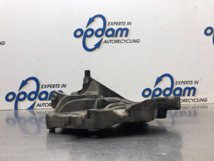 Usagé Support dynamo bas Peugeot Bipper (AA) 1.3 HDI Prix € 36,00 Règlement à la marge proposé par Gebr Opdam B.V.
