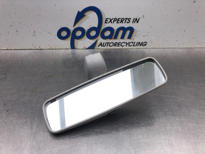 Rear view mirror from a Renault Clio IV Estate/Grandtour (7R) 0.9 Energy TCE 12V 2013