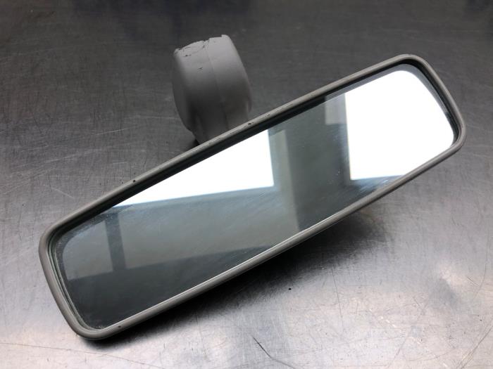 Rear view mirror from a Renault Clio IV Estate/Grandtour (7R) 0.9 Energy TCE 12V 2013