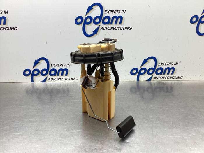 Electric fuel pump from a Renault Clio IV (5R) 1.5 Energy dCi 90 FAP 2014
