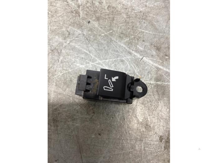 Usados Interruptor Landrover Discovery Sport (LC) 2.0 Si4 16V Precio € 20,00 Norma de margen ofrecido por Gebr Opdam B.V.