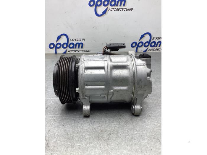 Air conditioning pump from a BMW X1 (F48) sDrive 20i 2.0 16V Twin Power Turbo 2021