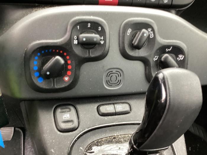 Usados Interruptor de ventanilla eléctrica Fiat Panda (312) 0.9 TwinAir Turbo 80 Precio € 27,00 Norma de margen ofrecido por Gebr Opdam B.V.