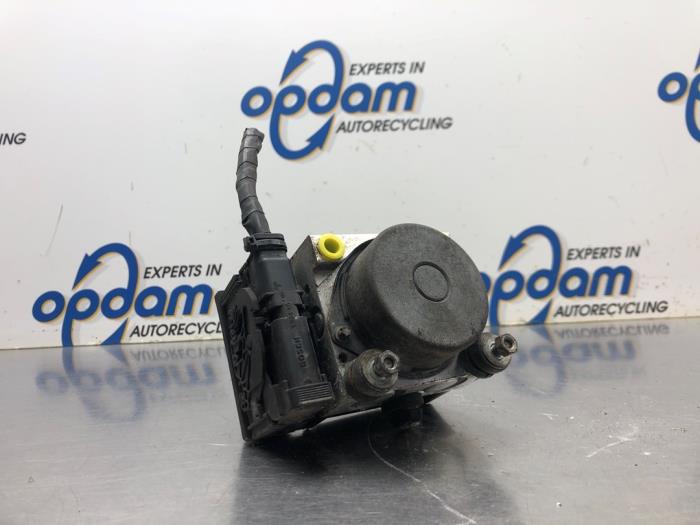 Używane Pompa ABS Nissan Note (E11) 1.4 16V Cena € 112,00 Procedura marży oferowane przez Gebr Opdam B.V.