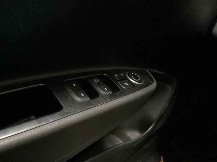Usados Interruptor de ventanilla eléctrica Hyundai i10 (B5) 1.0 12V Precio € 40,00 Norma de margen ofrecido por Gebr Opdam B.V.