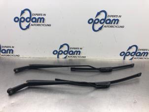 Used Front wiper arm Opel Agila (A) 1.2 16V Price € 30,00 Margin scheme offered by Gebr Opdam B.V.