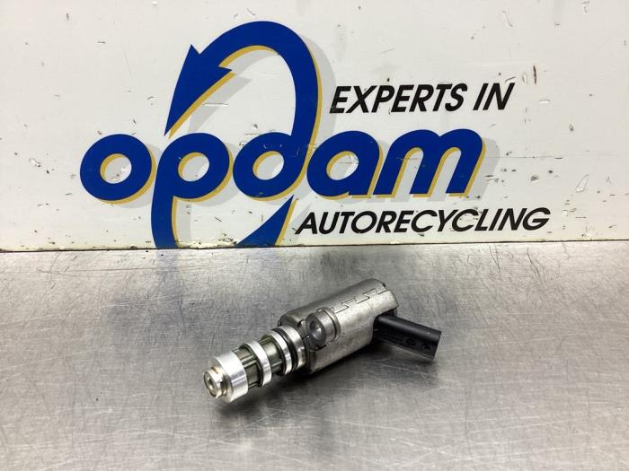 Camshaft adjuster from a Volkswagen Polo VI (AW1) 1.0 TSI 12V 2018