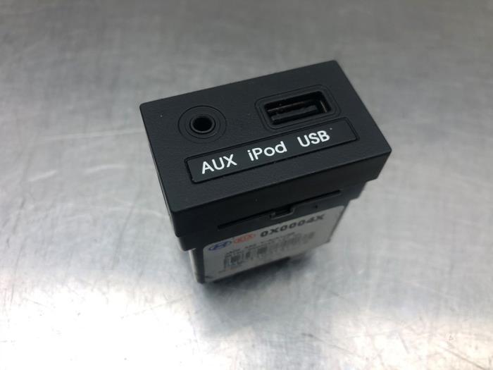 Conexión AUX-USB de un Hyundai i10 (F5) 1.1i 12V 2012