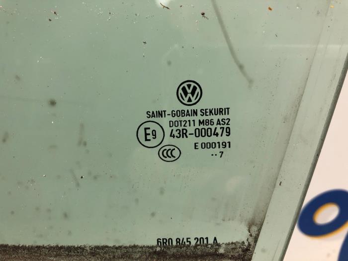 Türscheibe 4-türig links vorne van een Volkswagen Polo V (6R) 1.0 TSI 12V BlueMotion 2017