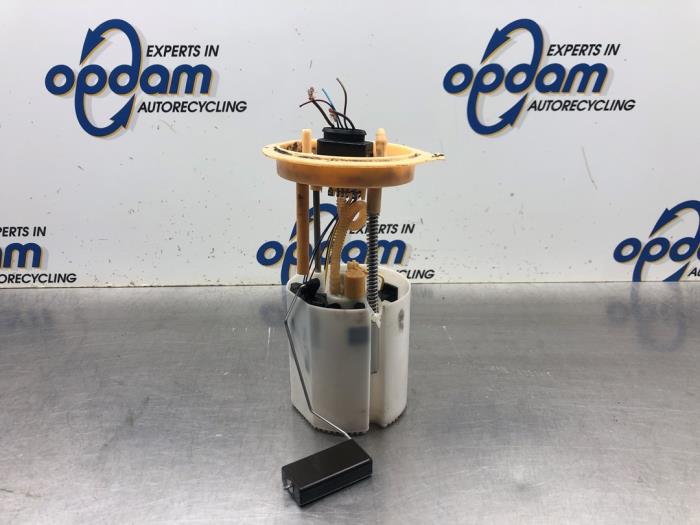 Usagé Pompe à carburant Volkswagen Golf VI (5K1) 2.0 TDI 16V Prix € 45,00 Règlement à la marge proposé par Gebr Opdam B.V.