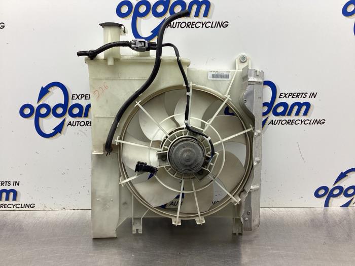 Cooling fans from a Toyota Aygo (B10) 1.0 12V VVT-i 2010
