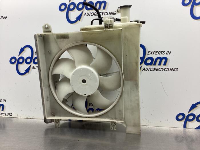 Cooling fans from a Toyota Aygo (B10) 1.0 12V VVT-i 2010