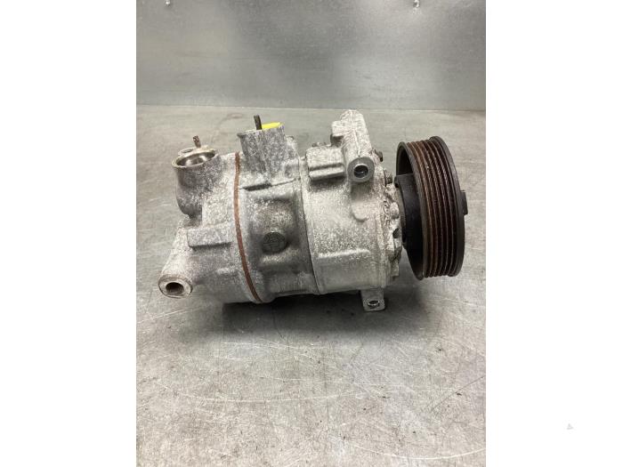 Air conditioning pump from a Volkswagen Golf VII (AUA) 1.6 TDI BMT 16V 2019
