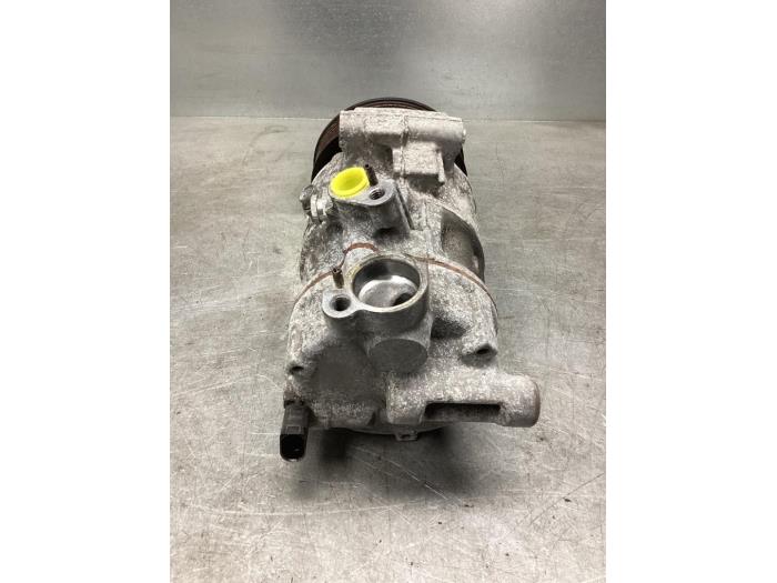 Air conditioning pump from a Volkswagen Golf VII (AUA) 1.6 TDI BMT 16V 2019