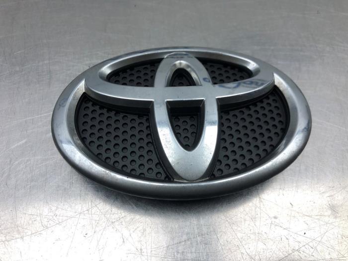 Emblem from a Toyota Auris Touring Sports (E18) 1.2 T 16V 2015
