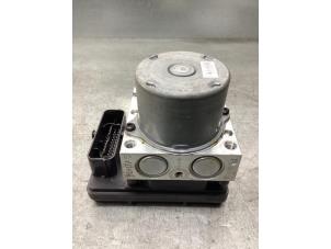 Usados Bomba ABS Kia Rio IV (YB) 1.0i T-GDi 100 12V Precio € 200,00 Norma de margen ofrecido por Gebr Opdam B.V.