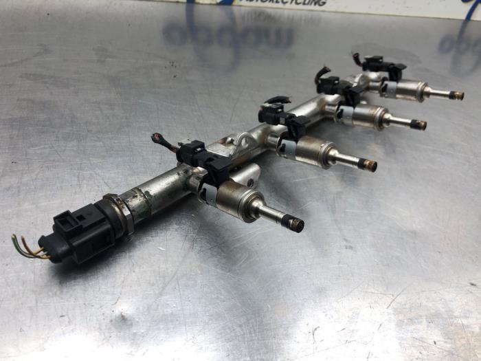 Injector (petrol injection) from a Seat Leon ST (5FF) 1.4 TSI 16V 2017