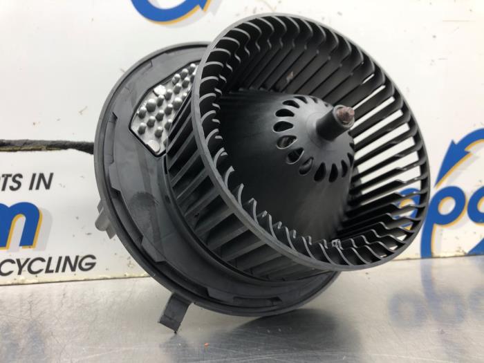 Heating and ventilation fan motor from a Seat Leon ST (5FF) 1.4 TSI 16V 2017
